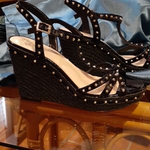 NEW! VINCE CAMUTO SANDALS
